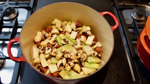 Maccheroni met merguez, asperges en tomatensaus